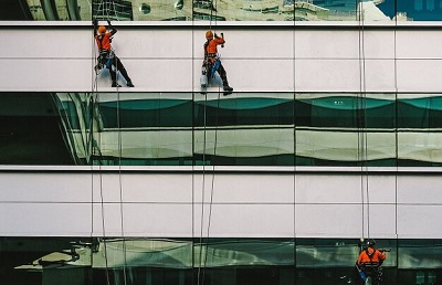 Top 7 Workplace Safety Hazards in the USA 2 workers going up the building on ropes showing workplace safety hazards