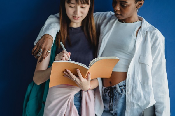 How to Write a Dialogue | Awesome tips for Dialogue Writing | 1 two girls discussing dialogue writing