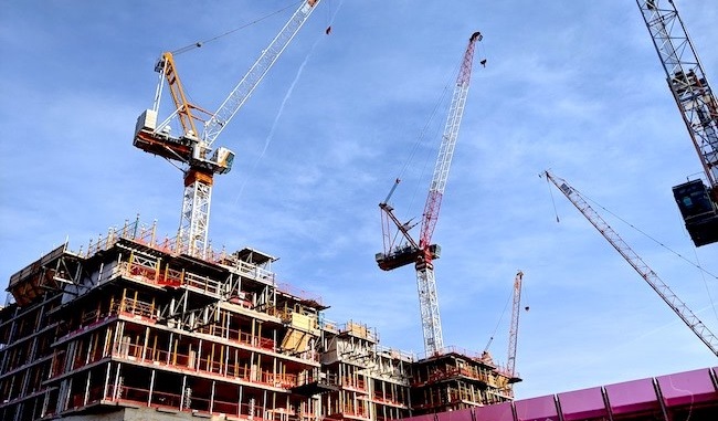 an under construction building displaying Canadian construction trends in 2021